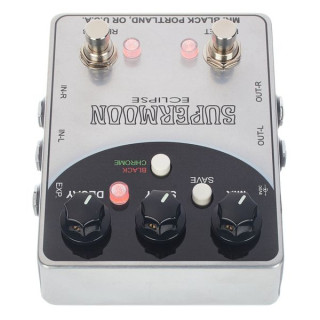 Мистер Блэк крутит педали во время затмения Суперлуния Mr. Black Pedals Supermoon Eclipse