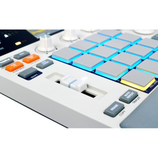 АКАИ Профессионал MPC Сэмпл AKAI Professional MPC Sample