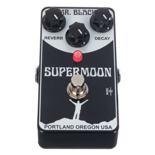 Мистер Блэк крутит педали с модулированной реверберацией Суперлуния Mr. Black Pedals Supermoon Modulated Reverb