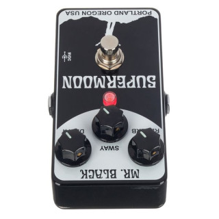 Мистер Блэк крутит педали с модулированной реверберацией Суперлуния Mr. Black Pedals Supermoon Modulated Reverb