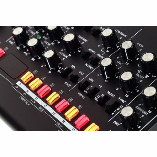 Аналоговый синтезатор Roland SE-02 Roland SE-02