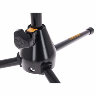 Геркулес стоит у микрофонной стойки с короткой стрелой Hercules Stands Mic Stand Boom Short